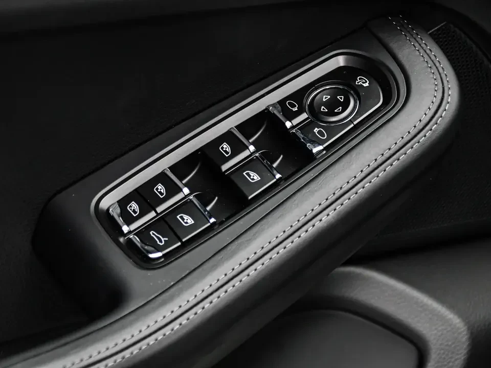 2025 Porsche Macan Electric - Image 17 of 20
