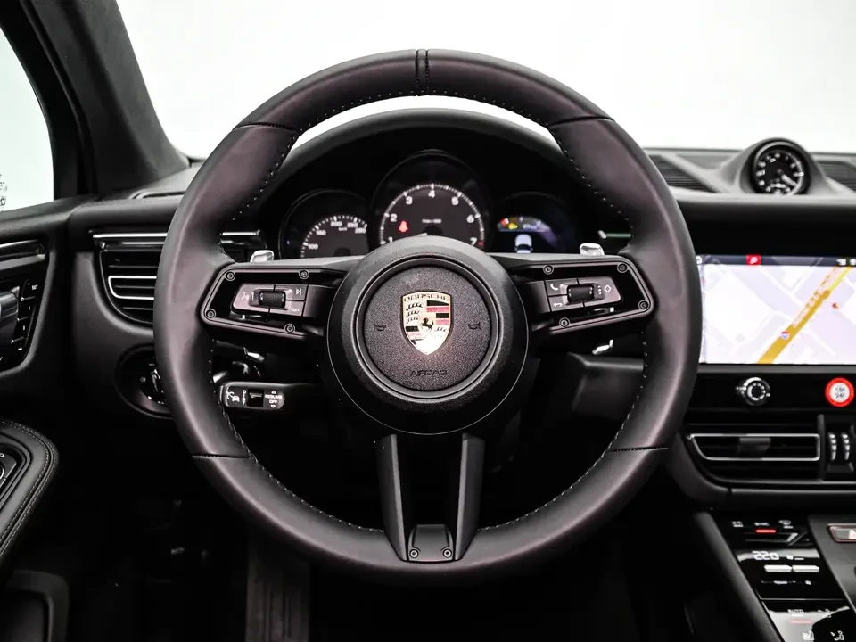 2025 Porsche Macan Electric - Image 16 of 20