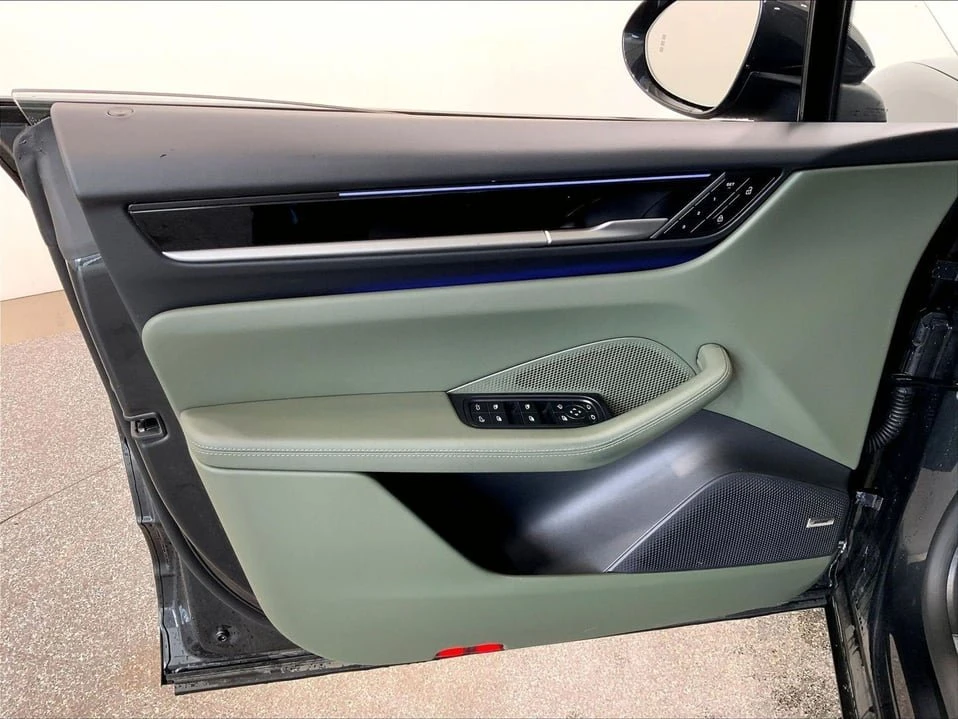 2025 Porsche Macan Electric - Image 8 of 20