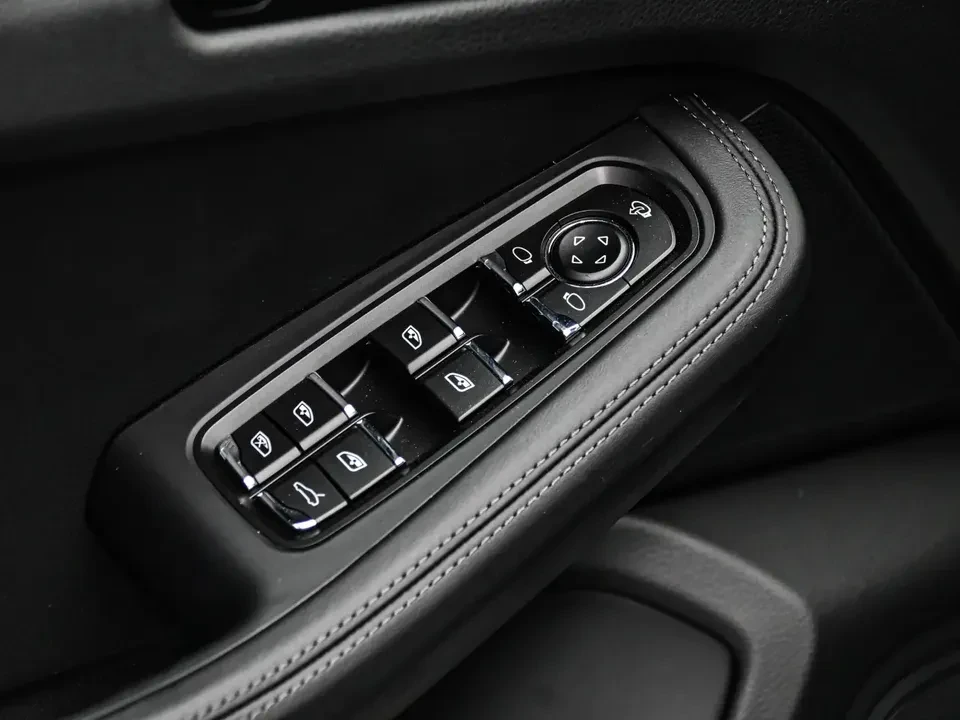 2025 Porsche Macan Electric - Image 20 of 20
