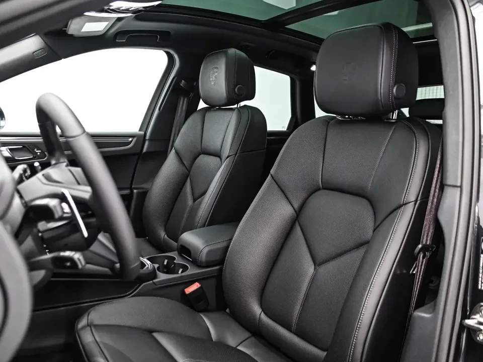 2025 Porsche Macan Electric - Image 14 of 20