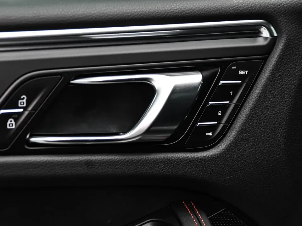 2025 Porsche Macan Electric - Image 18 of 20