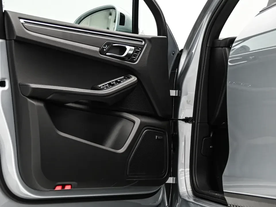 2025 Porsche Macan Electric - Image 18 of 20