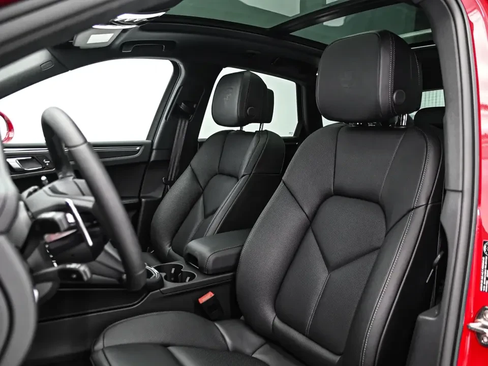 2025 Porsche Macan - Image 15 of 20