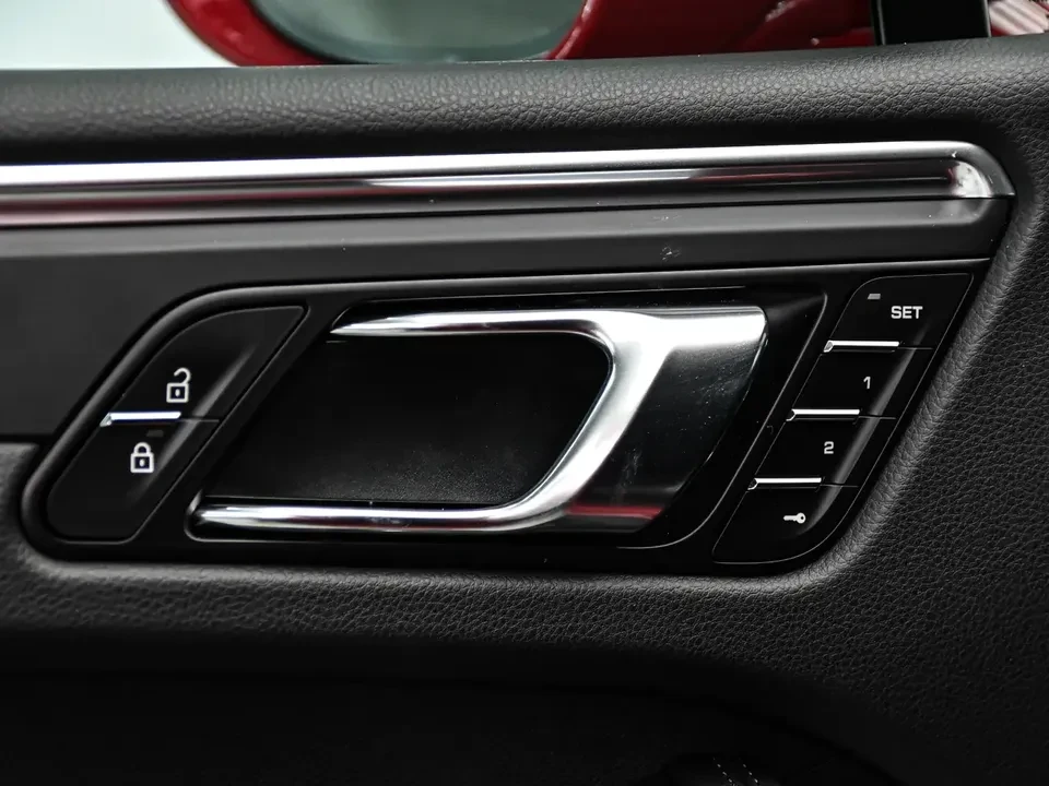 2025 Porsche Macan - Image 19 of 20