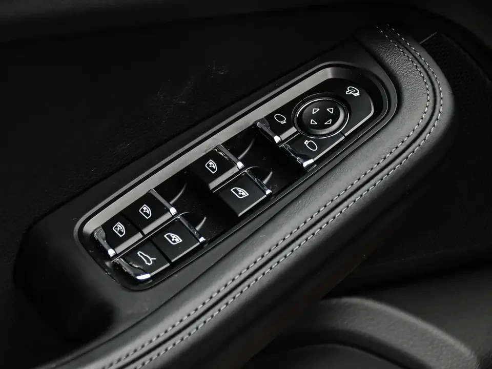 2025 Porsche Macan - Image 18 of 20