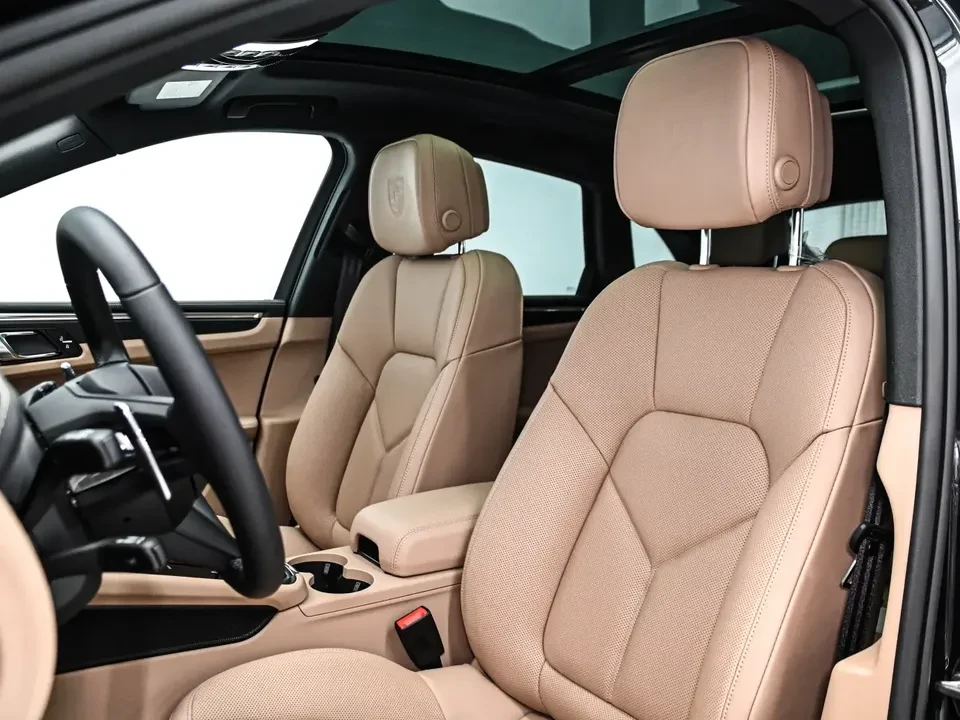 2025 Porsche Macan Electric - Image 15 of 20