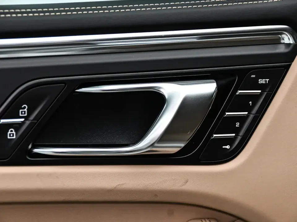 2025 Porsche Macan - Image 17 of 20