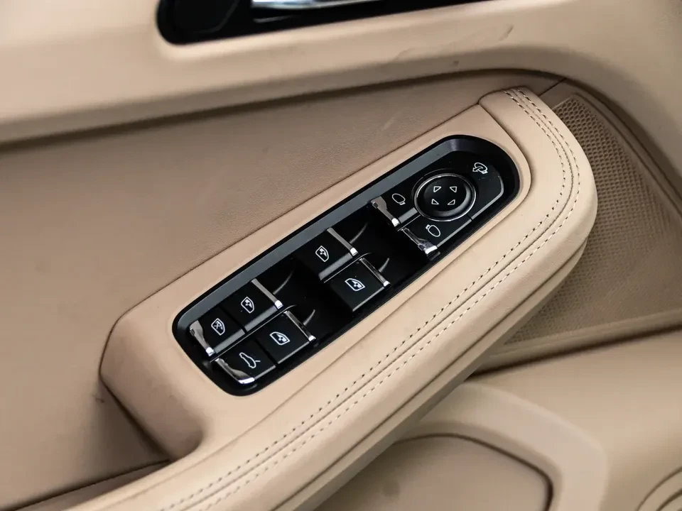 2025 Porsche Macan - Image 18 of 20