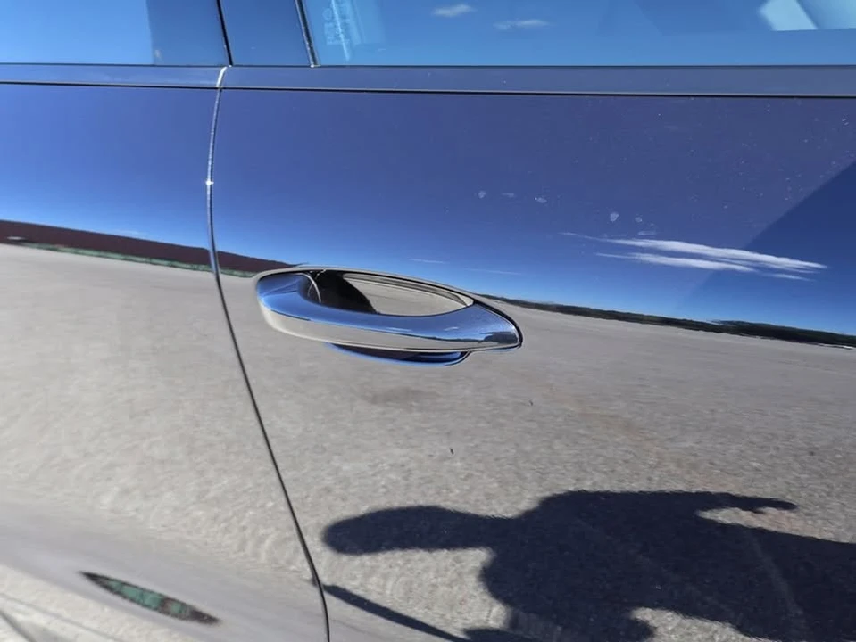 2025 Porsche Macan Electric - Image 16 of 20