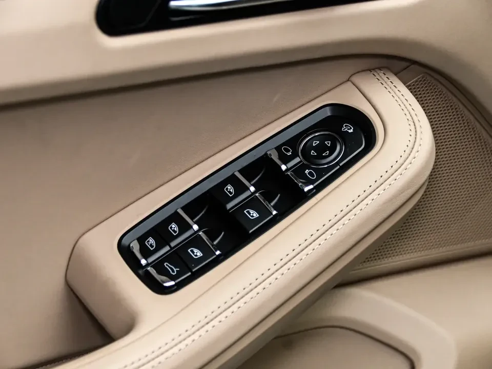 2025 Porsche Macan Electric - Image 18 of 20