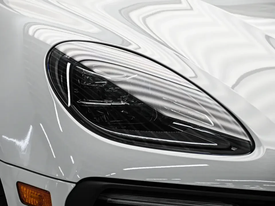 2025 Porsche Macan - Image 10 of 20