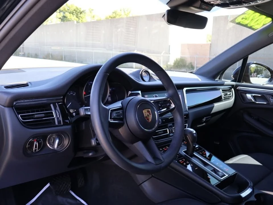 2025 Porsche Macan Electric - Image 4 of 20