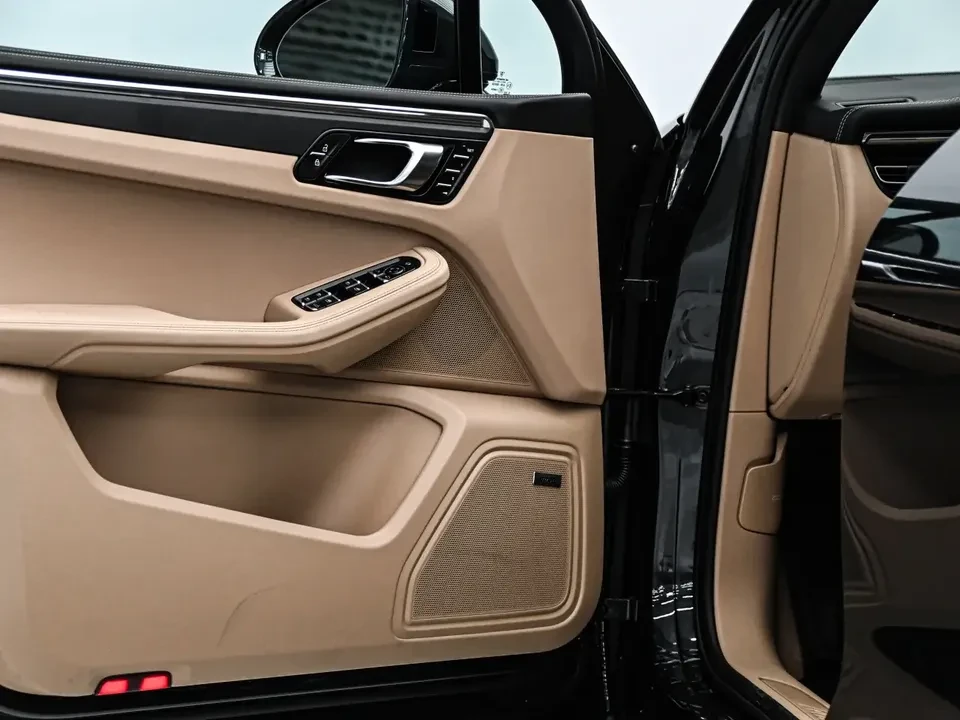 2025 Porsche Macan Electric - Image 17 of 20