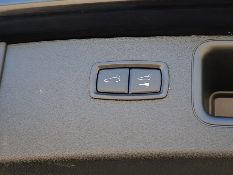 2025 Porsche Macan Electric - Image 18 of 20