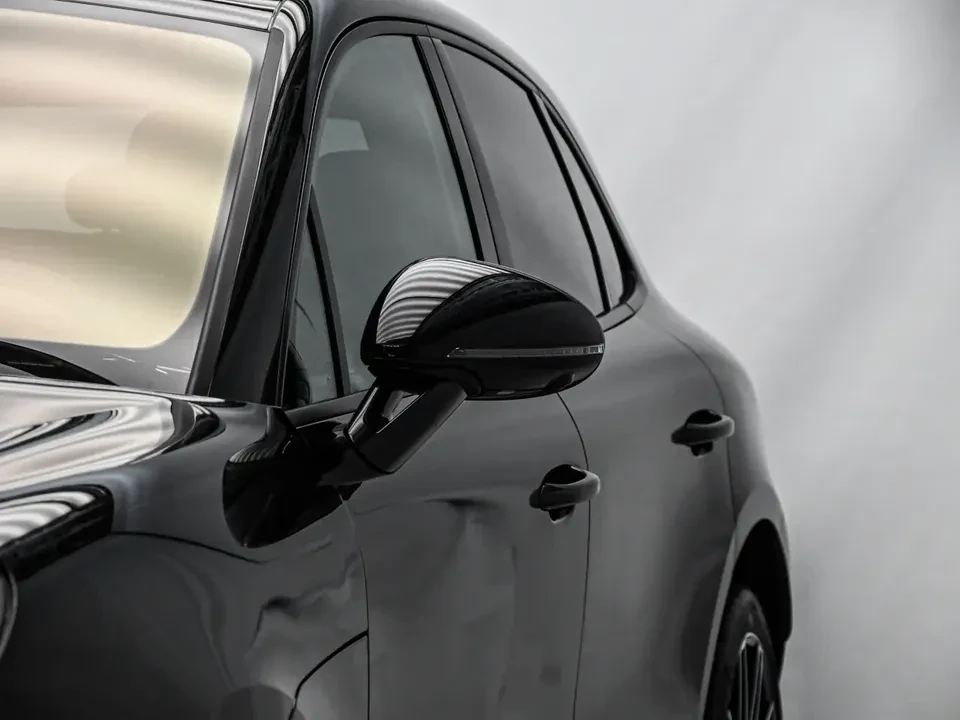2025 Porsche Macan Electric - Image 8 of 20