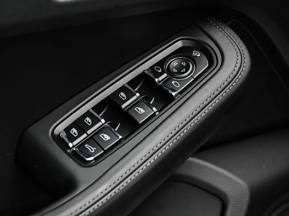 2025 Porsche Macan Electric - Image 20 of 20