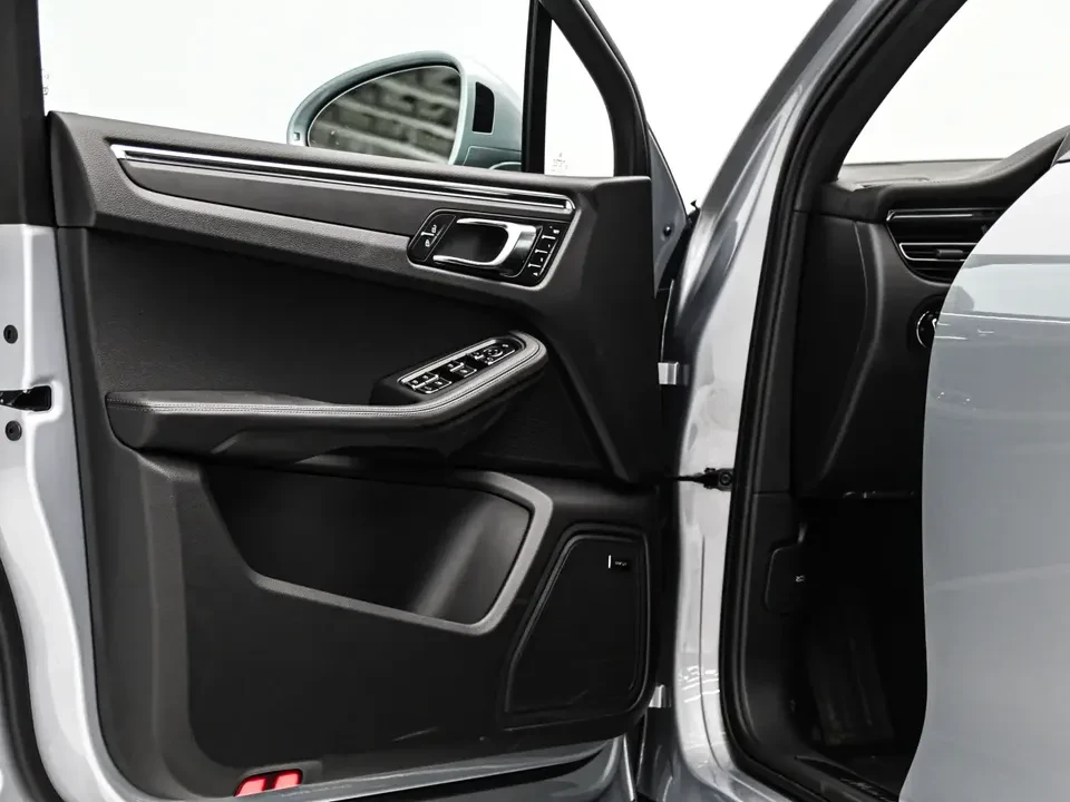 2025 Porsche Macan Electric - Image 18 of 20