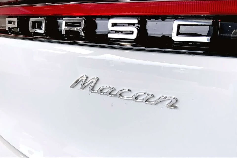 2025 Porsche Macan Electric - Image 16 of 20