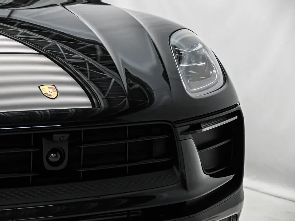 2025 Porsche Macan Electric - Image 14 of 20