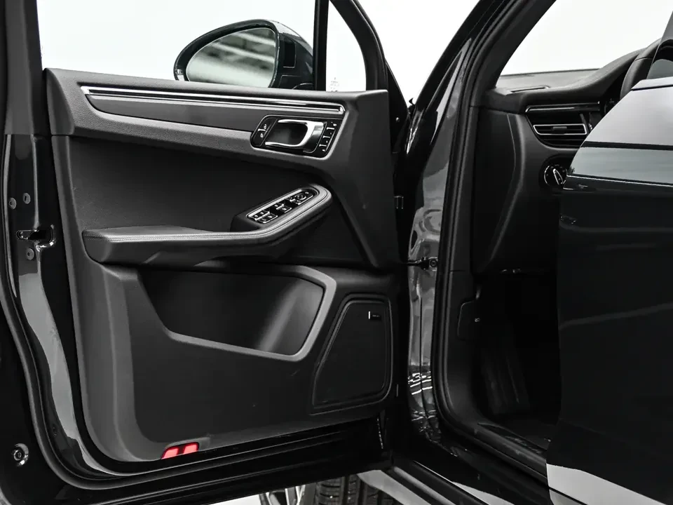 2025 Porsche Macan Electric - Image 18 of 20