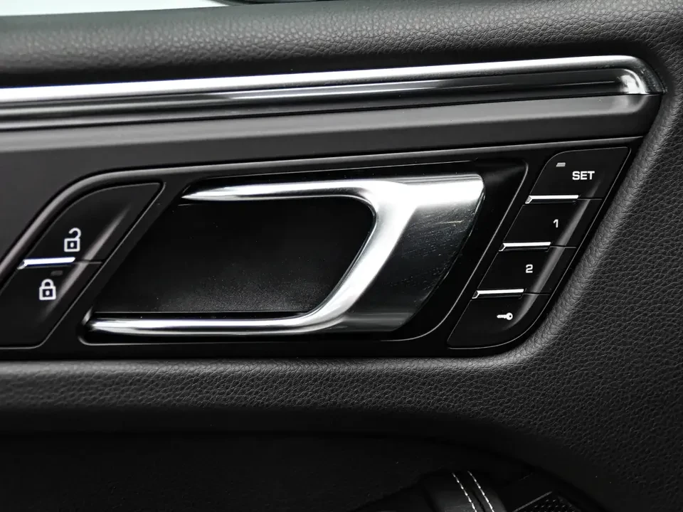 2025 Porsche Macan Electric - Image 18 of 20
