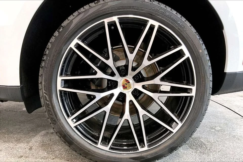 2025 Porsche Macan Electric - Image 19 of 20