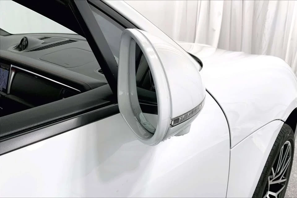 2025 Porsche Macan Electric - Image 13 of 20