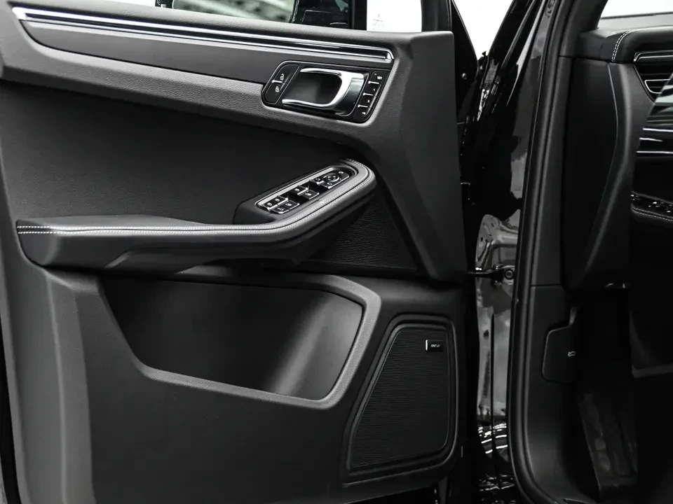 2025 Porsche Macan Electric - Image 17 of 20