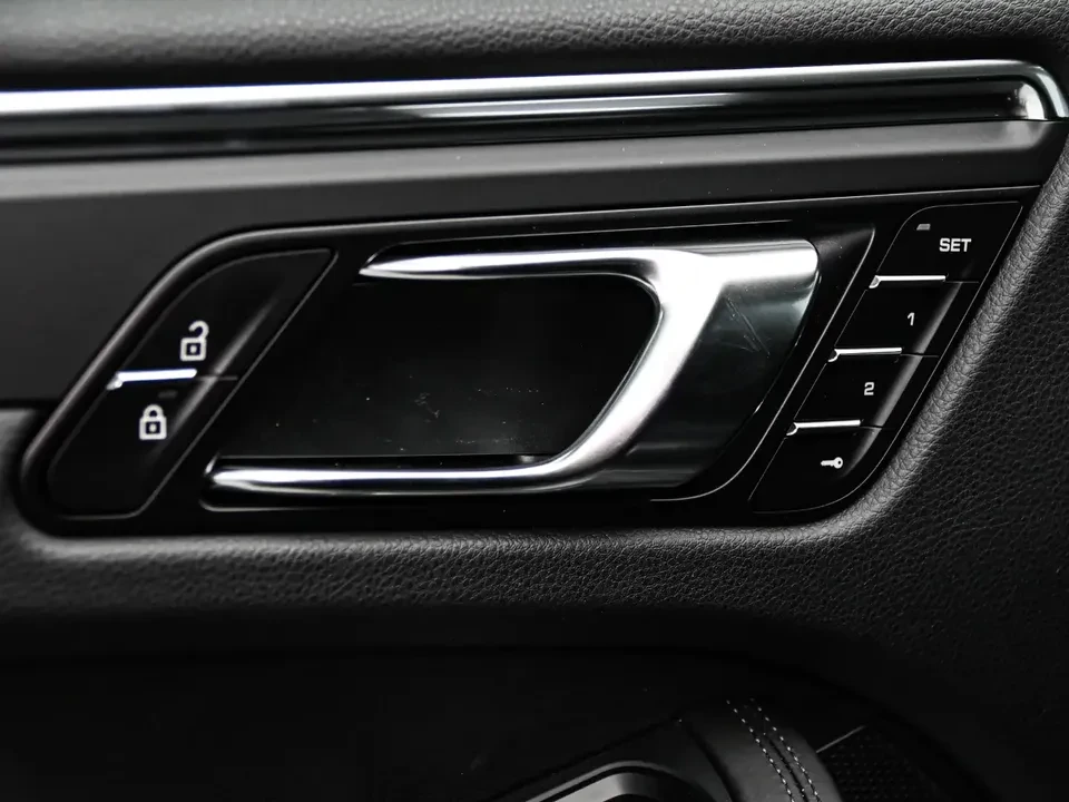 2025 Porsche Macan Electric - Image 19 of 20