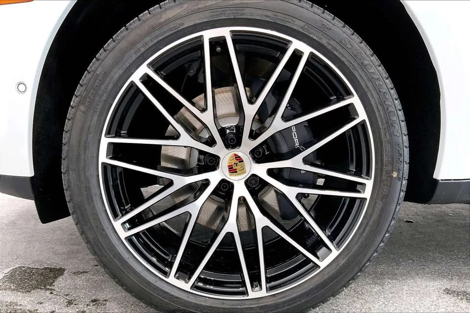 2025 Porsche Macan Electric - Image 18 of 20
