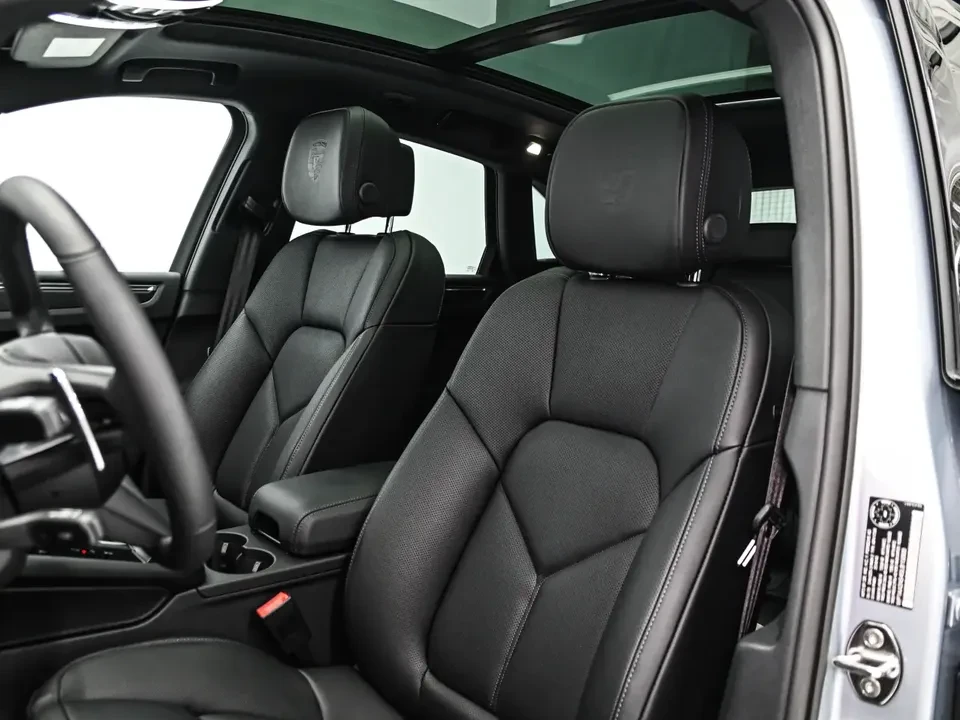 2025 Porsche Macan Electric - Image 16 of 20