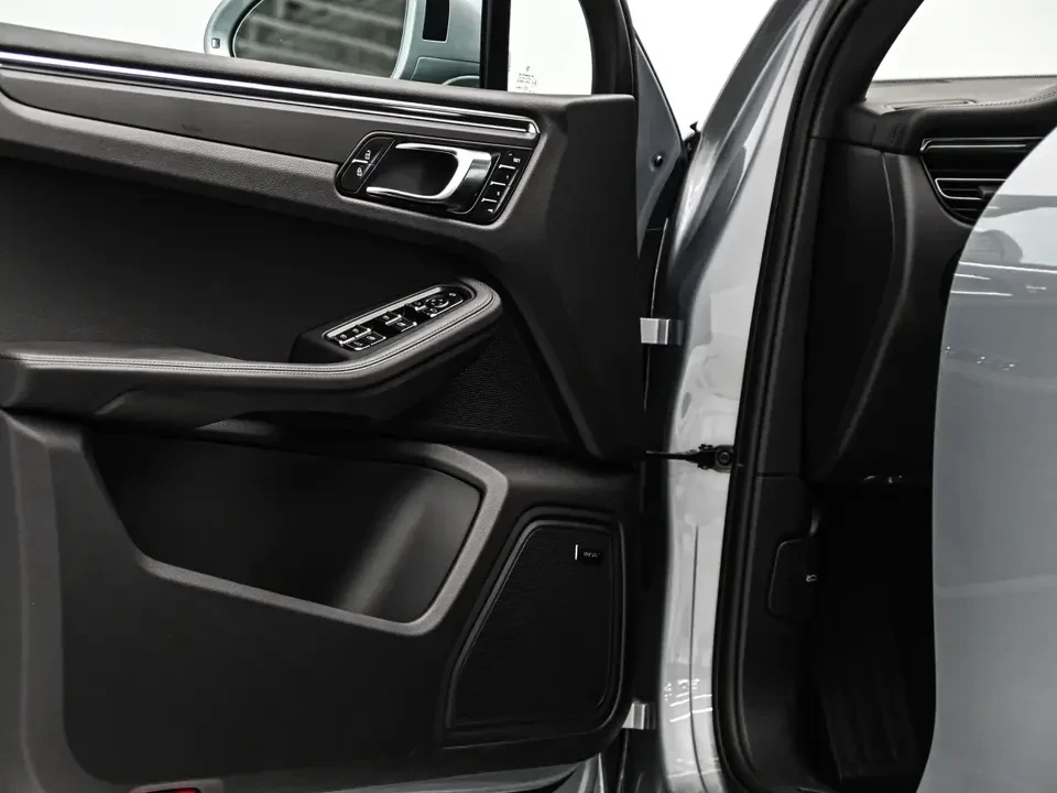 2025 Porsche Macan Electric - Image 18 of 20