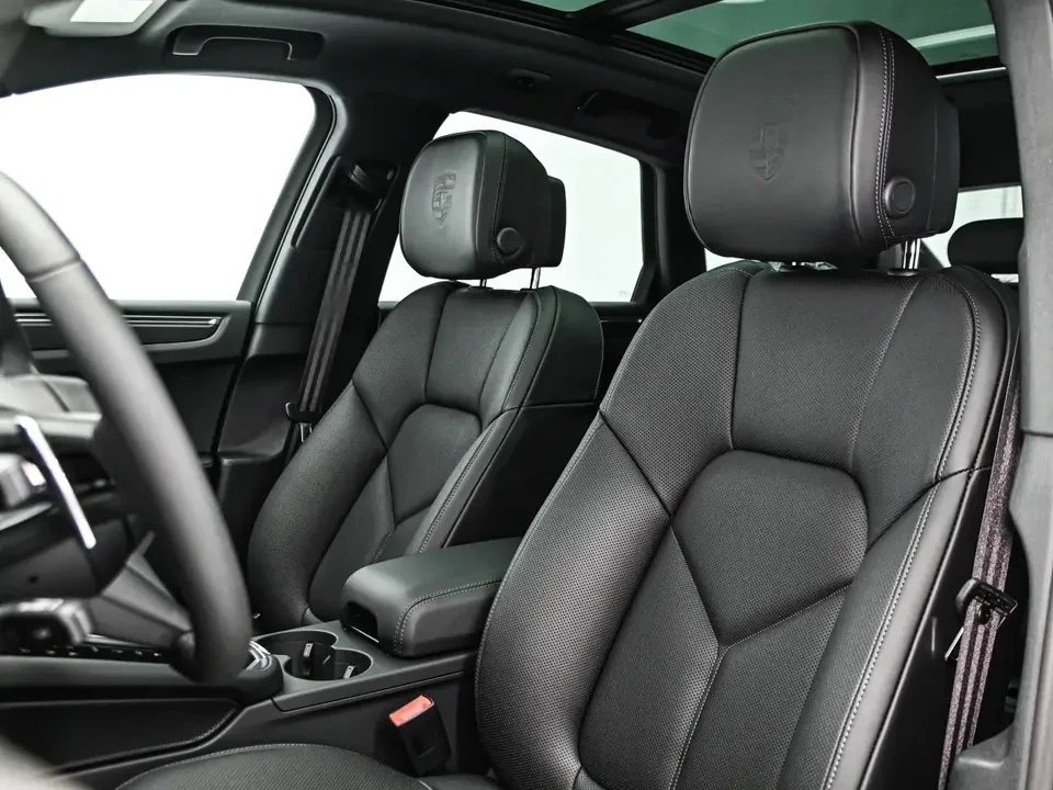 2025 Porsche Macan Electric - Image 16 of 20