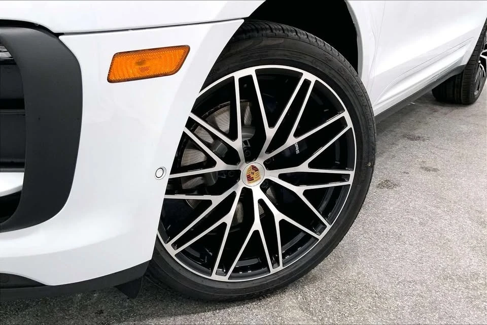 2025 Porsche Macan Electric - Image 17 of 20