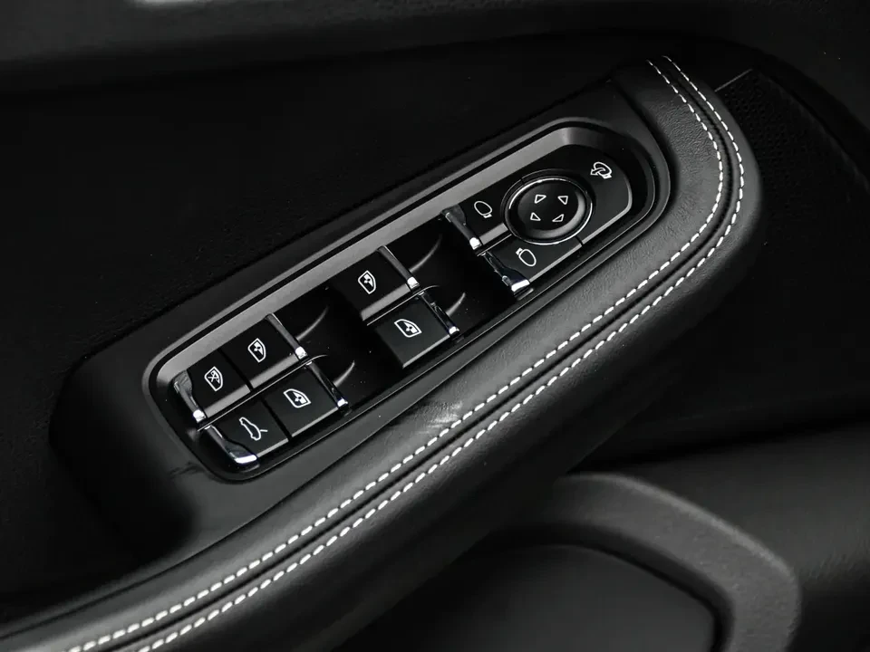 2025 Porsche Macan Electric - Image 19 of 20