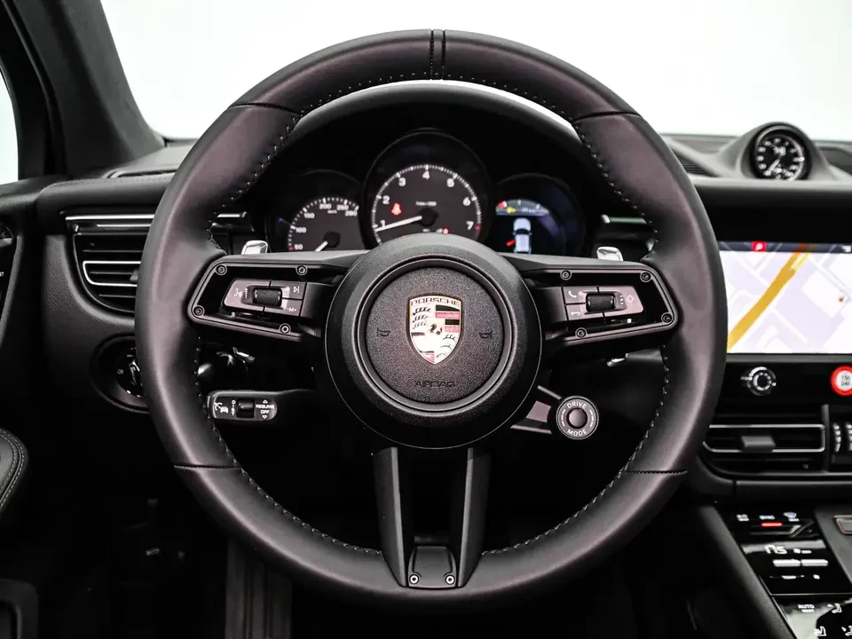2025 Porsche Macan Electric - Image 17 of 20