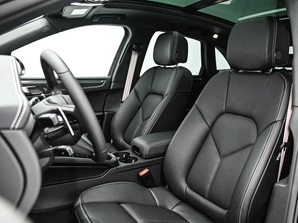 2025 Porsche Macan Electric - Image 15 of 20