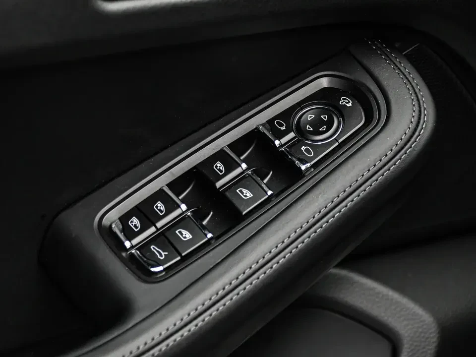 2025 Porsche Macan Electric - Image 20 of 20