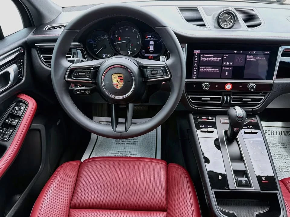 2025 Porsche Macan Electric - Image 17 of 20