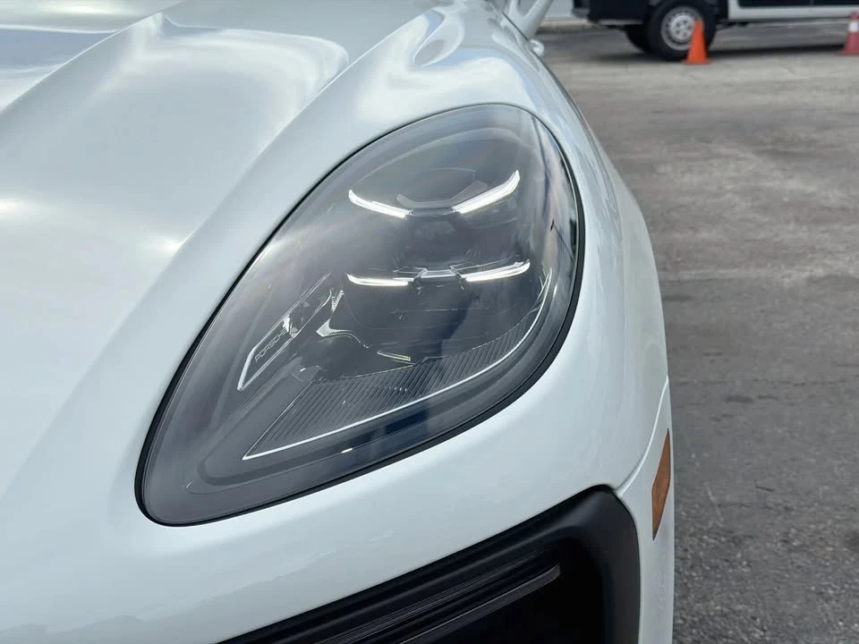 2025 Porsche Macan Electric - Image 9 of 20