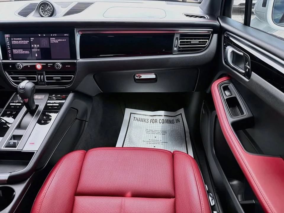 2025 Porsche Macan Electric - Image 18 of 20