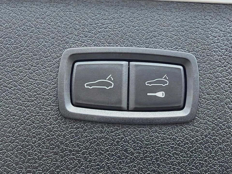 2025 Porsche Macan Electric - Image 13 of 20