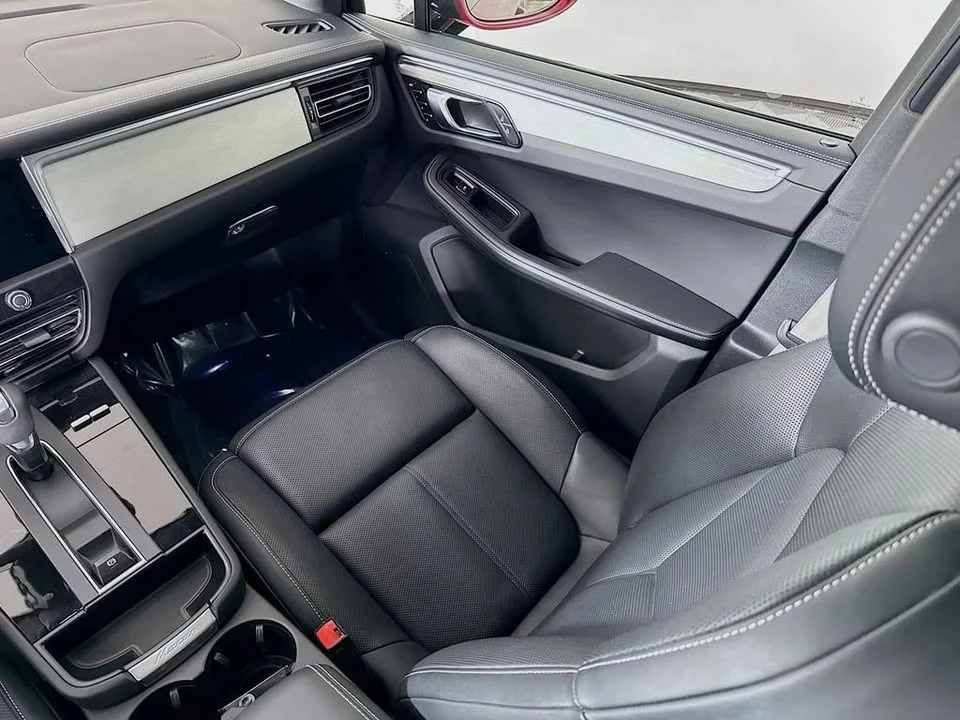 2025 Porsche Macan Electric - Image 18 of 20