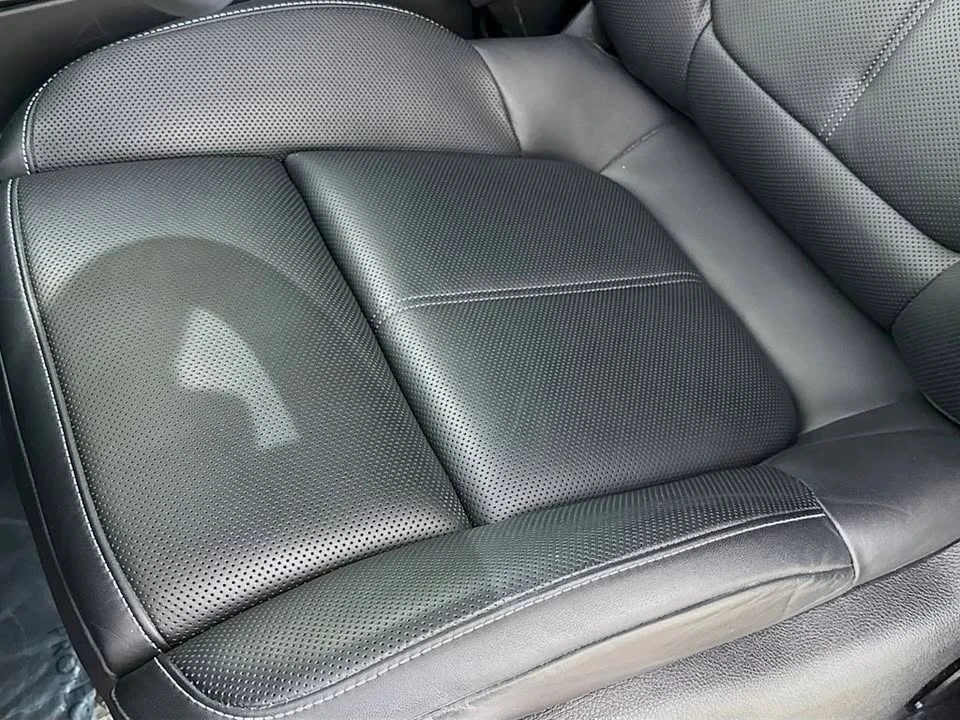 2025 Porsche Macan Electric - Image 16 of 20