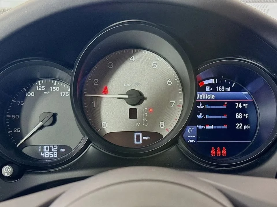 2025 Porsche Macan Electric - Image 11 of 20