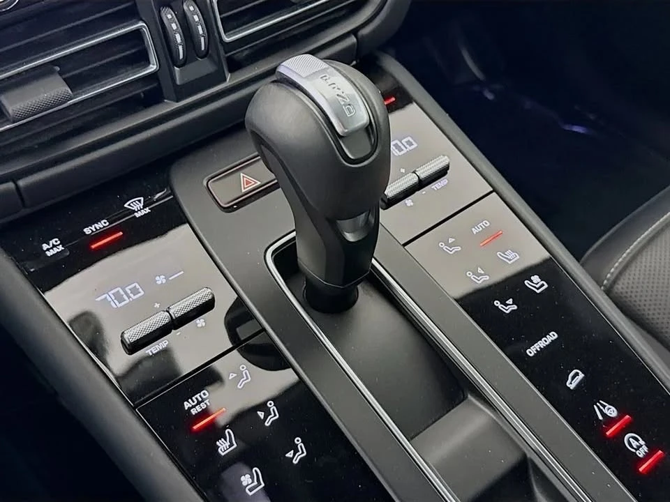 2025 Porsche Macan - Image 15 of 20