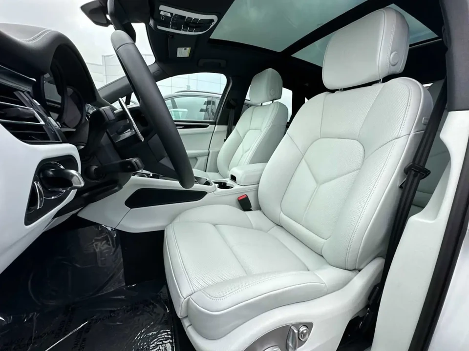 2025 Porsche Macan - Image 6 of 6