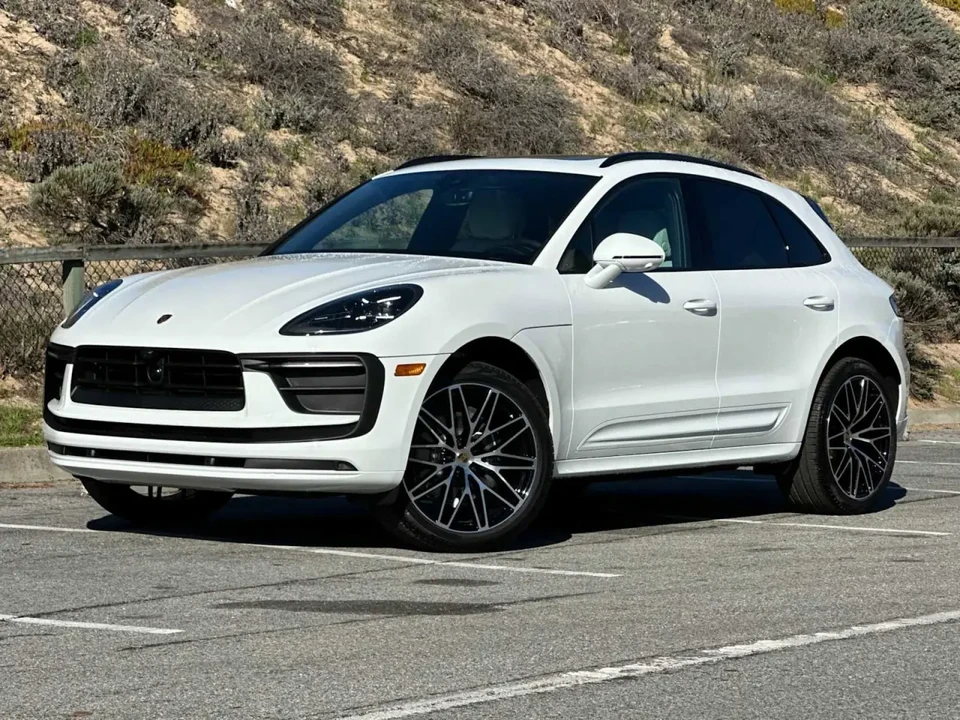 2025 Porsche Macan - Image 2 of 6