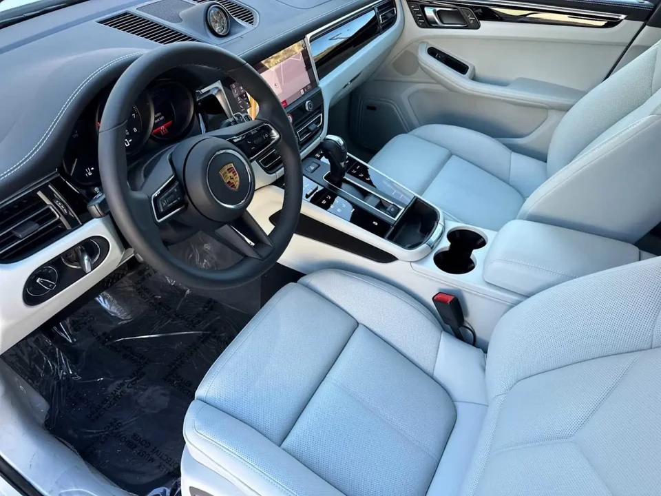 2025 Porsche Macan - Image 5 of 6